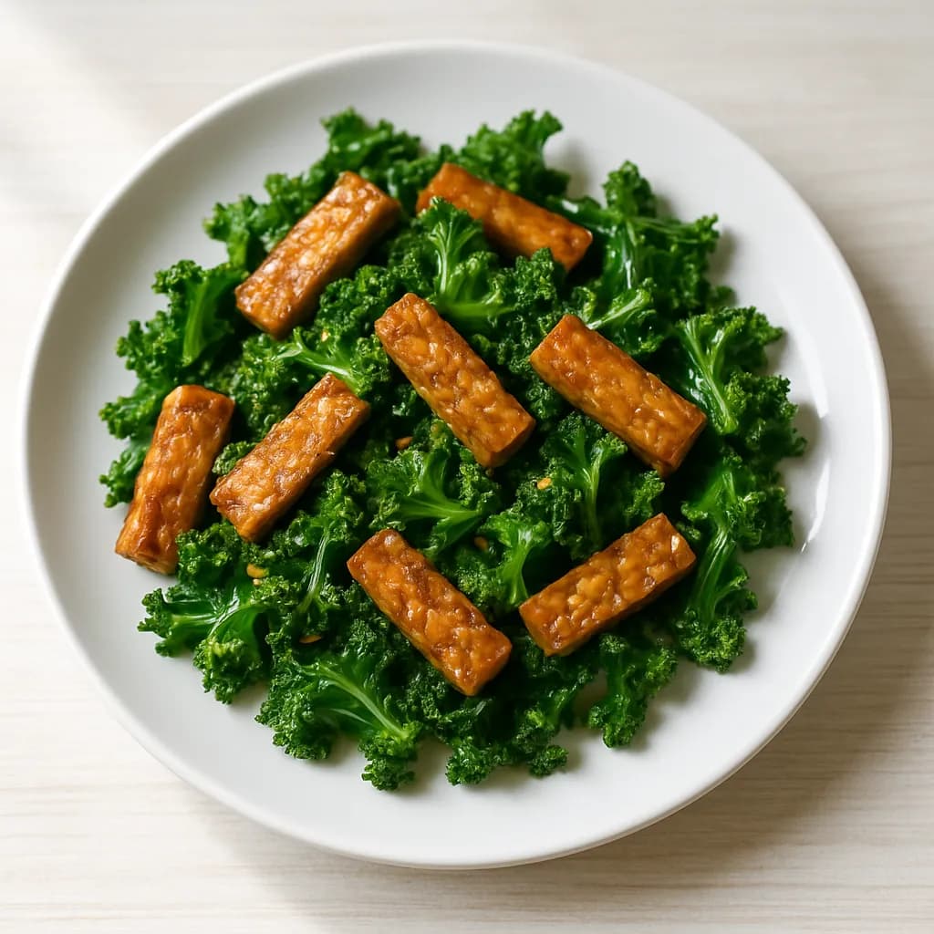 Tempeh smażony z jarmużem